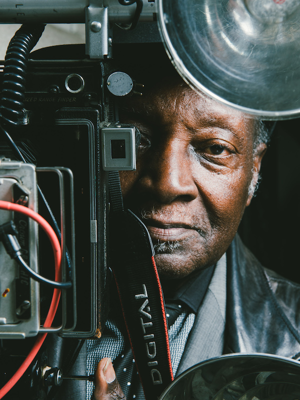 インスタントカメラで撮った45年。NYC路上の名物カメラマン、ルイス・メンデス「スナップフォトの哲学」 | HEAPS
