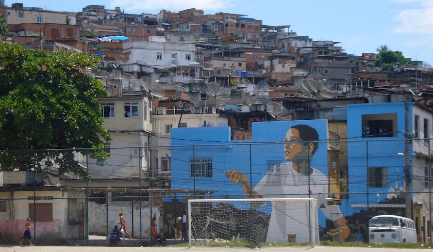 地元民と一致団結 リオのスラム街 ファベーラの丘をキャンバスにする 巨大壁画プロジェクト Favela Painting Heaps