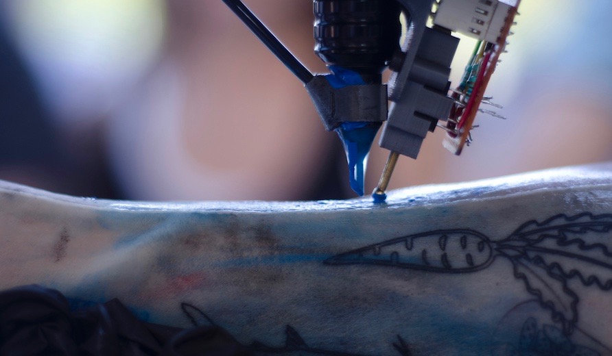 新たなロボットの仕事は 彫り師 フランス発 世界初タトゥーロボット Tatoue タトゥイ Heaps
