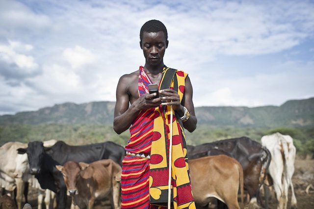kenyan_farmer_phone