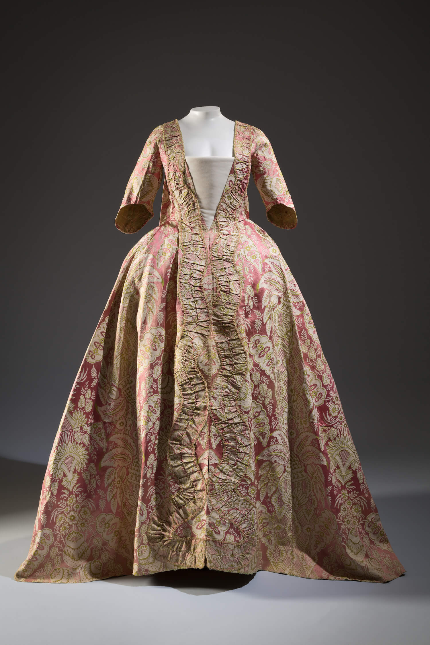 ピンクの服の歴史〉〜19世紀のコルセット、20年代のドレス、グッチ 