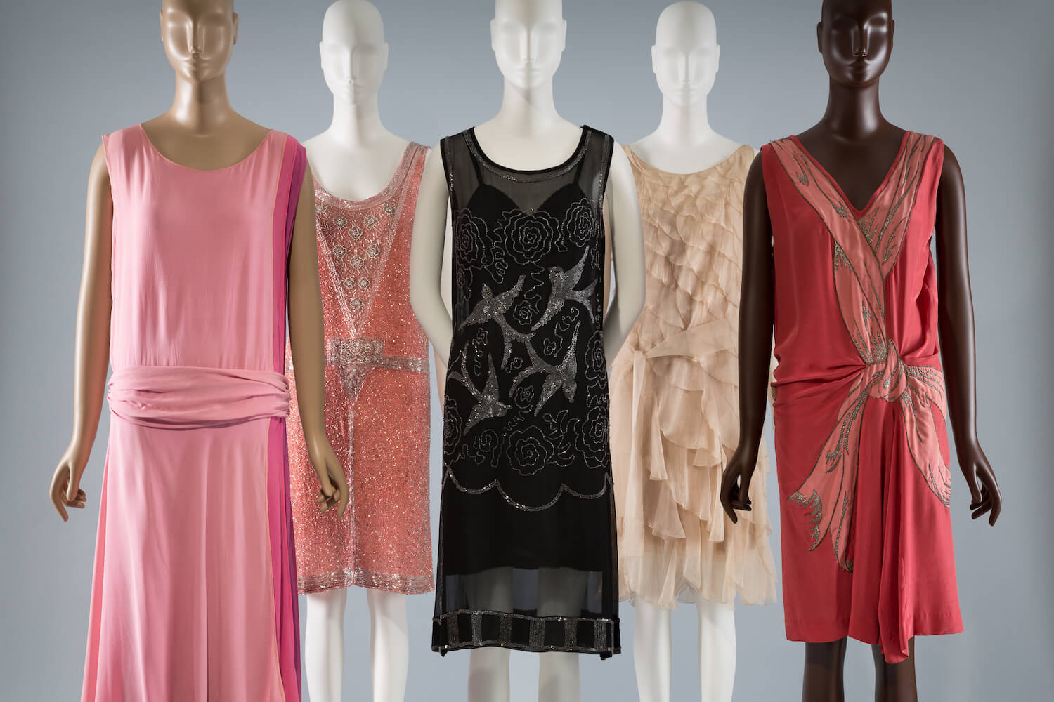 ピンクの服の歴史 19世紀のコルセット 20年代のドレス グッチ プーマのウェア 桃色 を着倒す 袖通す Heaps