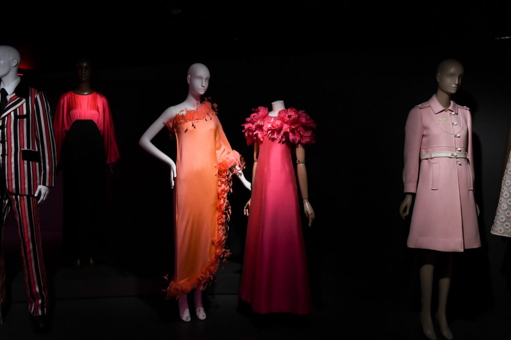 ピンクの服の歴史 19世紀のコルセット 年代のドレス グッチ プーマのウェア 桃色 を着倒す 袖通す Heaps