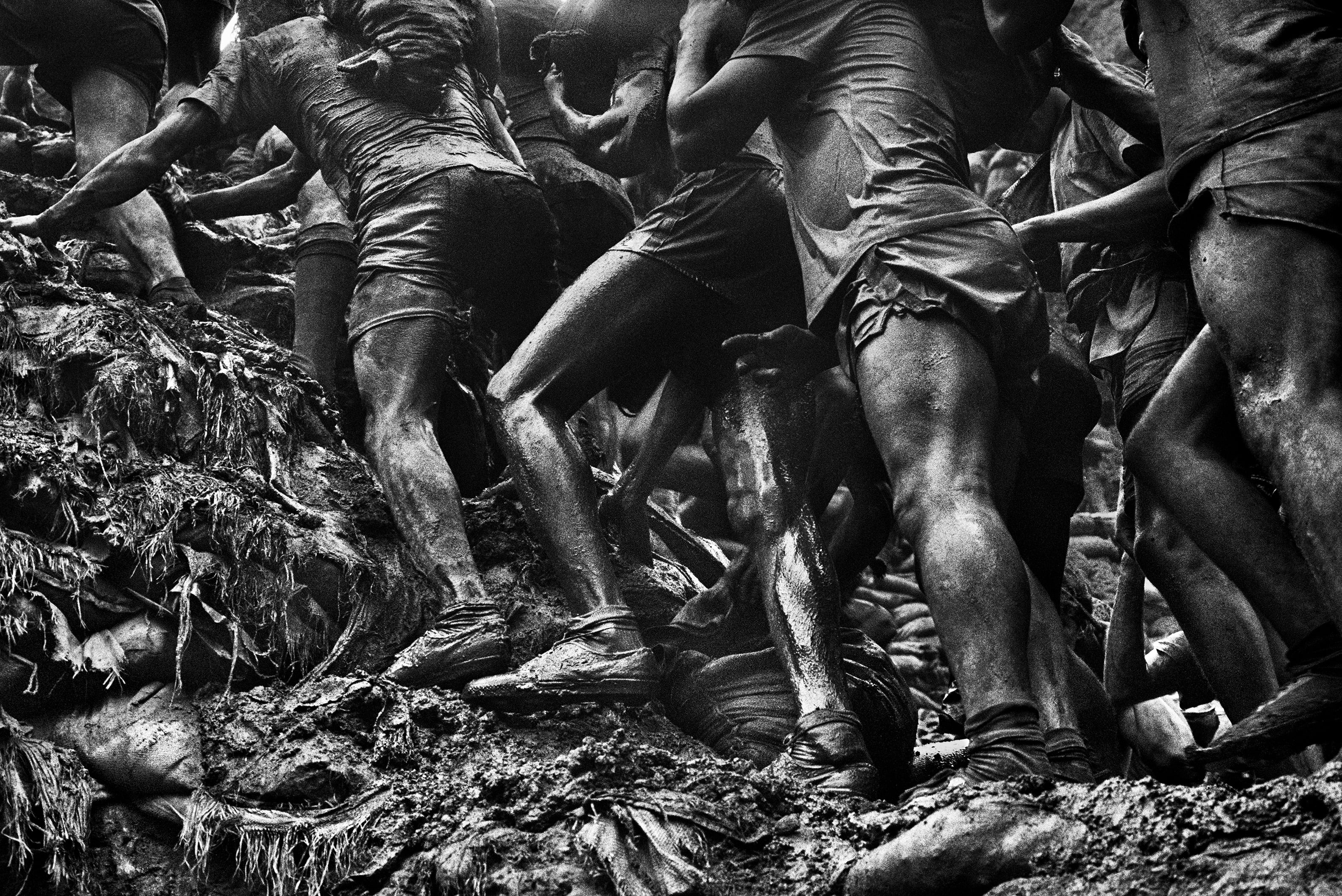 ブラジル金鉱労働者の四肢を彫刻的に描き出したモノクロ写真 神の眼を持つ写真家 セバスチャン サルガドの視点 Heaps