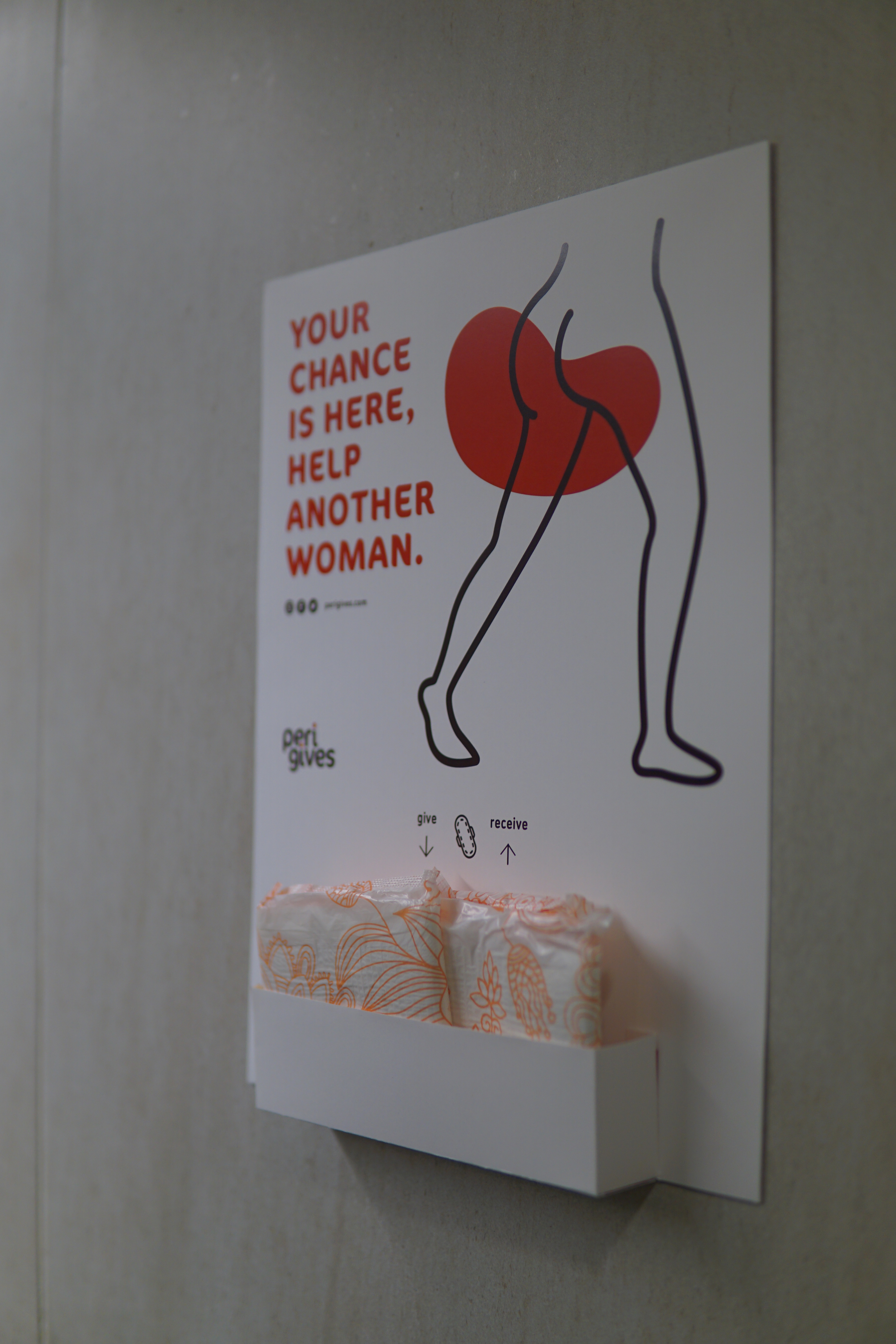 "生理用ナプキンが集まる"ポスター。公衆トイレ、工夫を凝らした1枚からはじまる〈生理用品クラウドソーシング〉 HEAPS