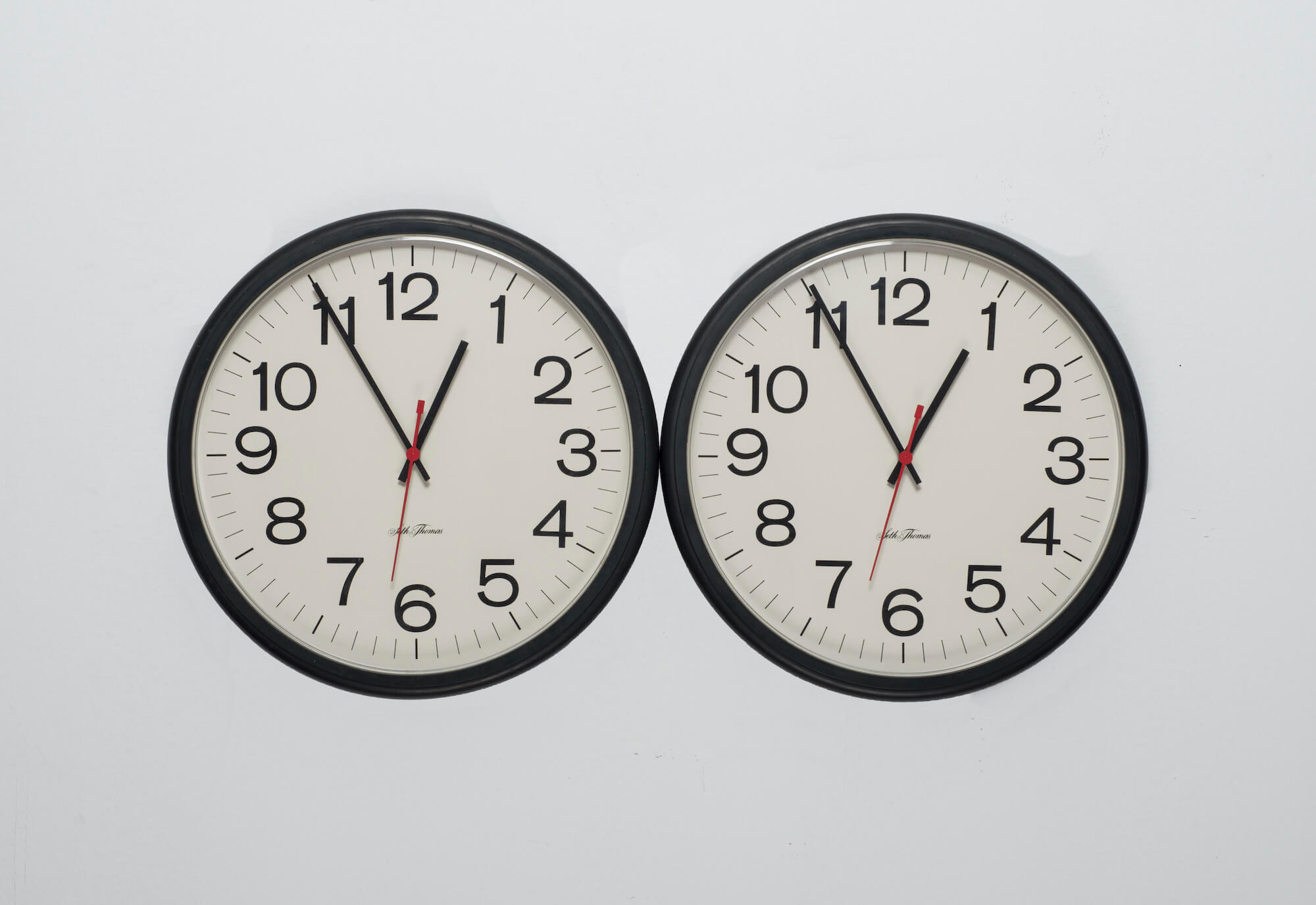二つの時計は、二人の鼓動。 Felix Gonzalez-Torres、日常のありふれた