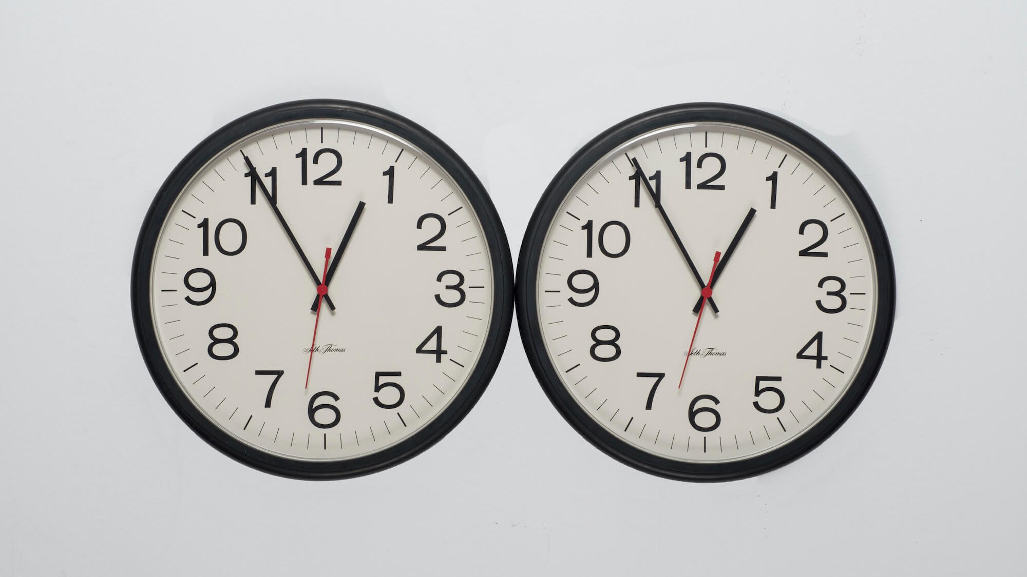 二つの時計は、二人の鼓動。 Felix Gonzalez-Torres、日常のありふれた